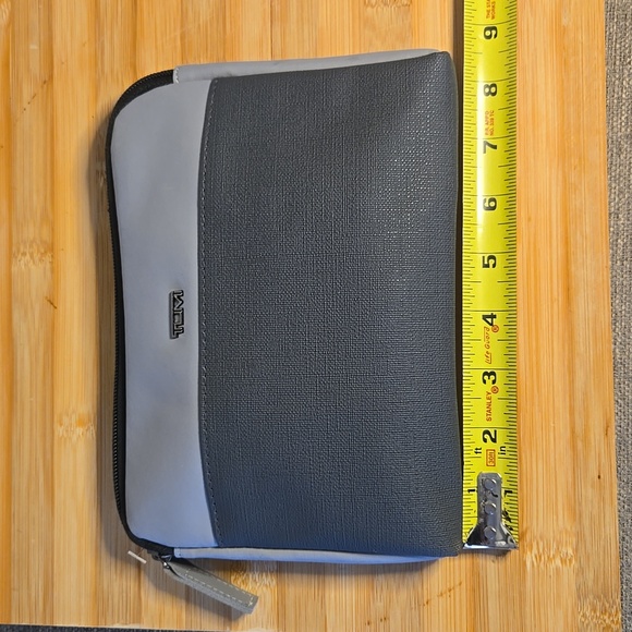 Tumi for Delta Airlines Gray Zippered Travel Pouch - Picture 9 of 11